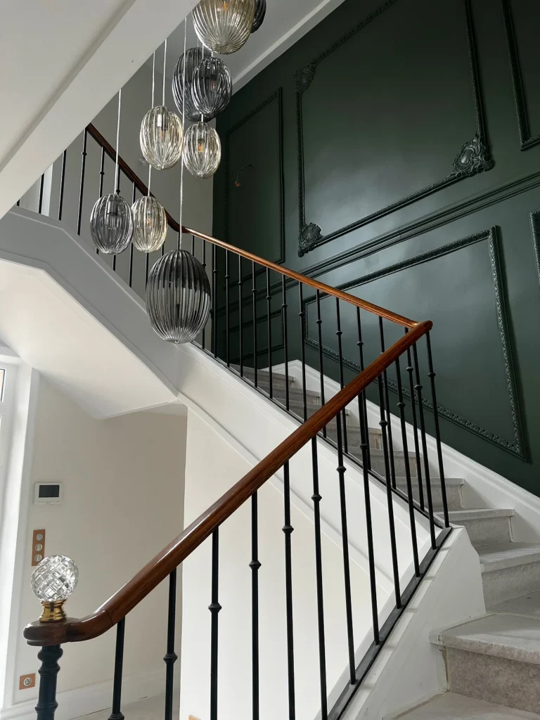 Cage d'escalier d'un château en Normandie après peinture, rampe en fer forgé