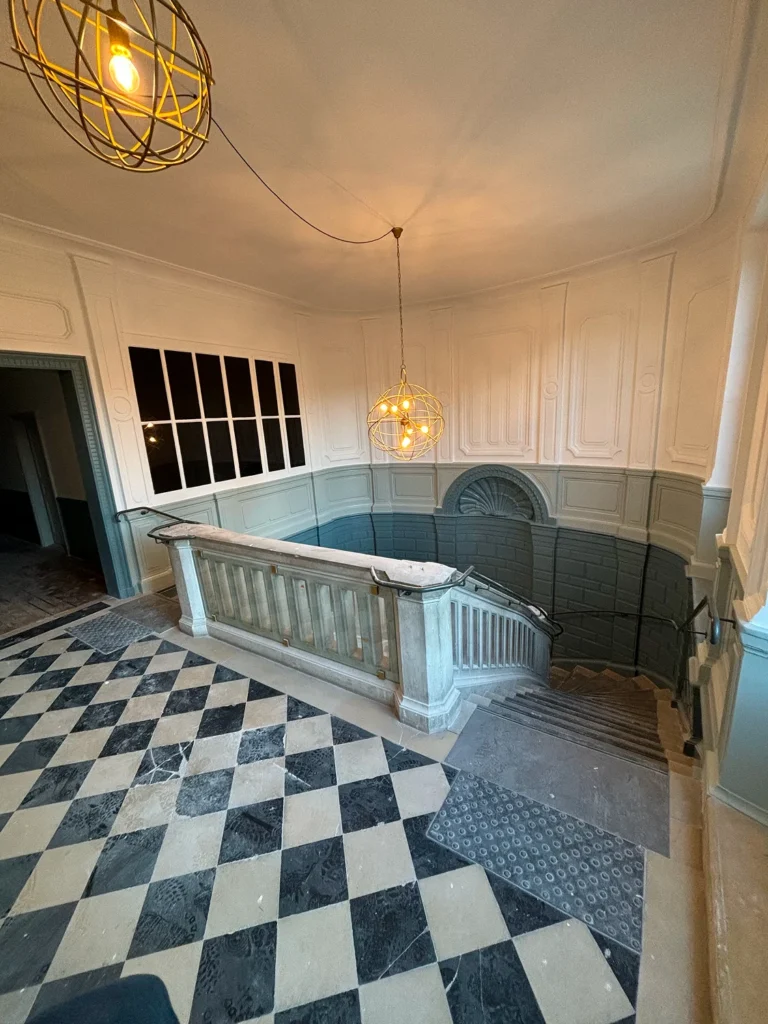 Pièce d'un hôtel particulier à Chartres après peinture, sol en damier noir et blanc