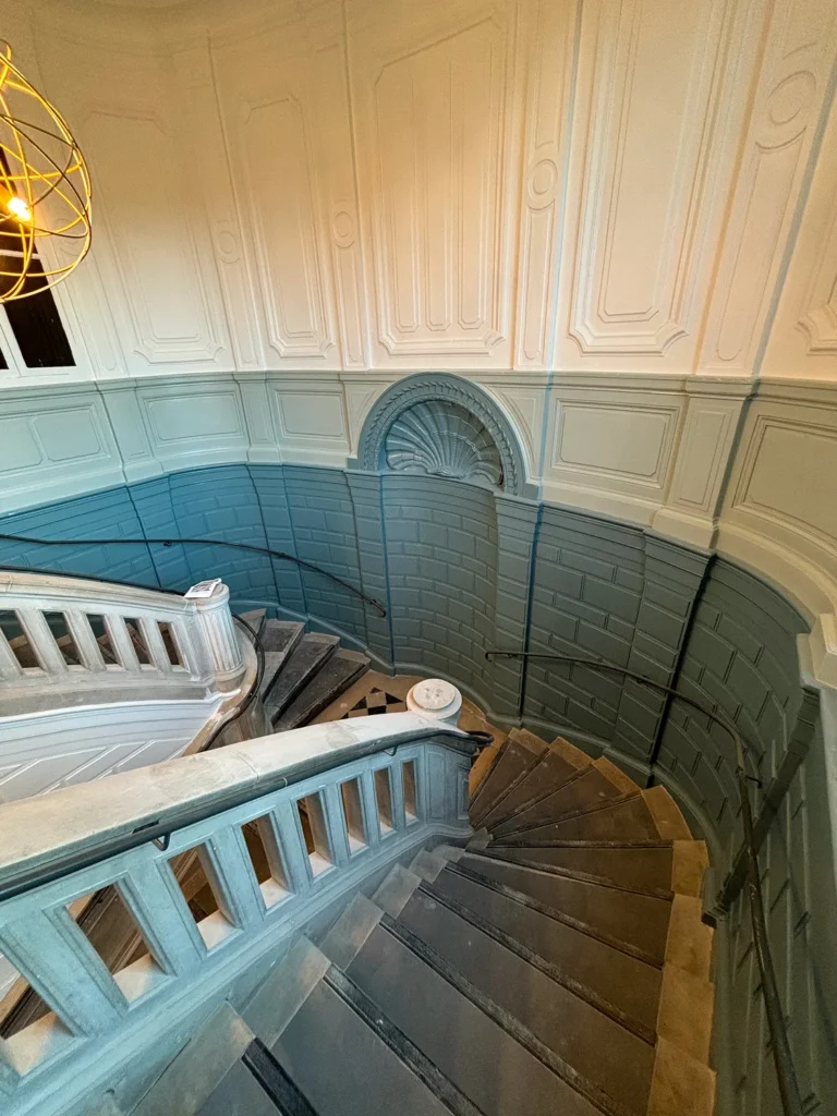 Escalier hélicoïdal d'un hôtel particulier à Chartres après remise en peinture