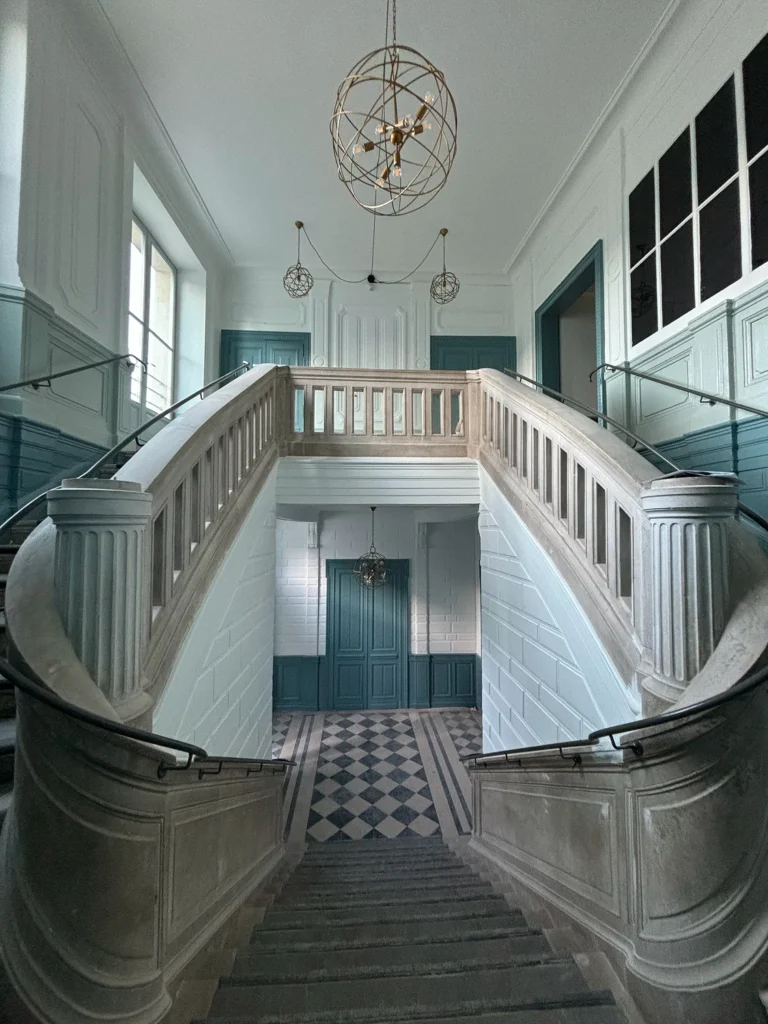 Cage d'escalier d'un hôtel particulier à Chartres pendant les travaux de peinture