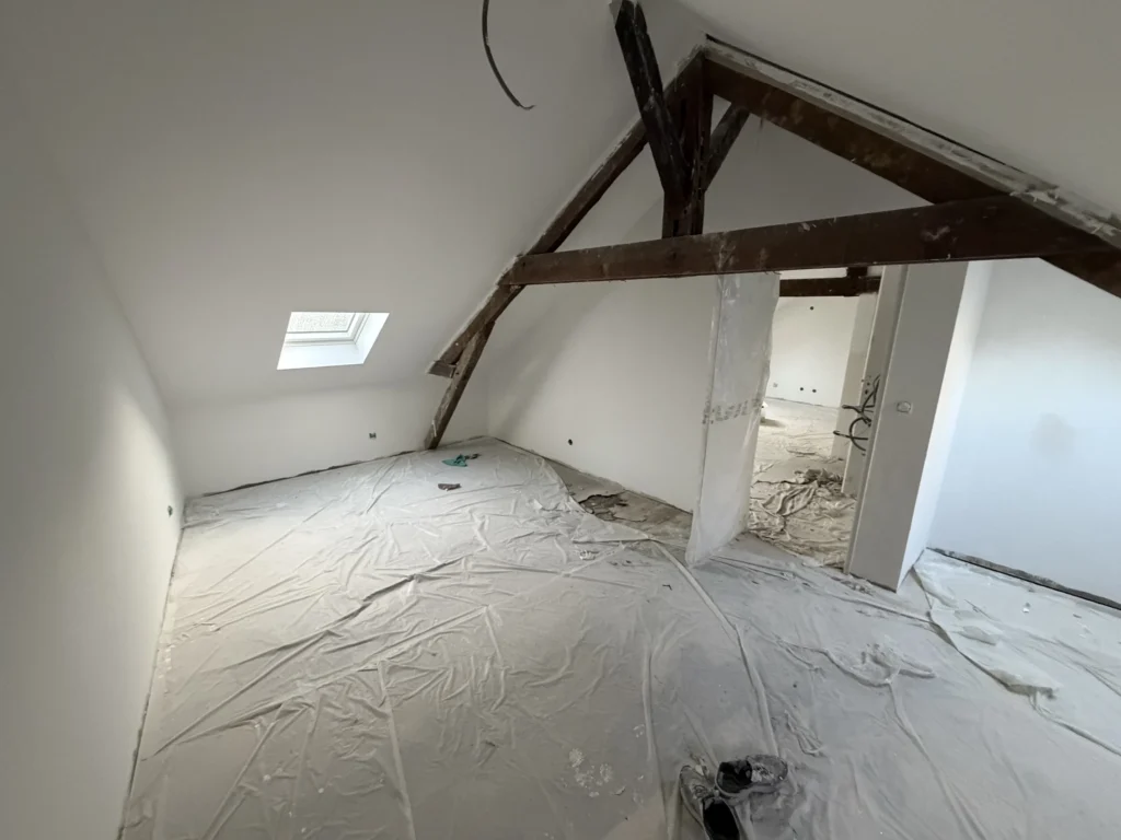 Appartement sous combles à Angers avant travaux : sol bâché, cloisons et supports à reprendre