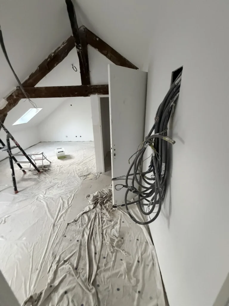 Réseaux électriques apparents au plafond avant réfection complète, chantier d'Angers